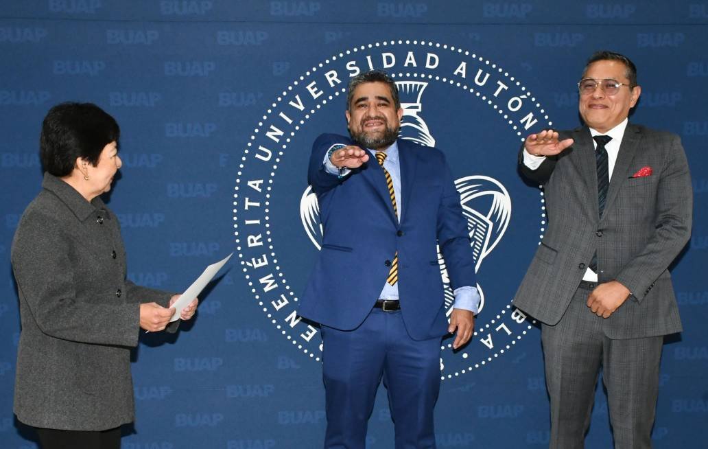 Rectora Lilia Cedillo Ramírez toma protesta a nuevos funcionarios en la BUAP