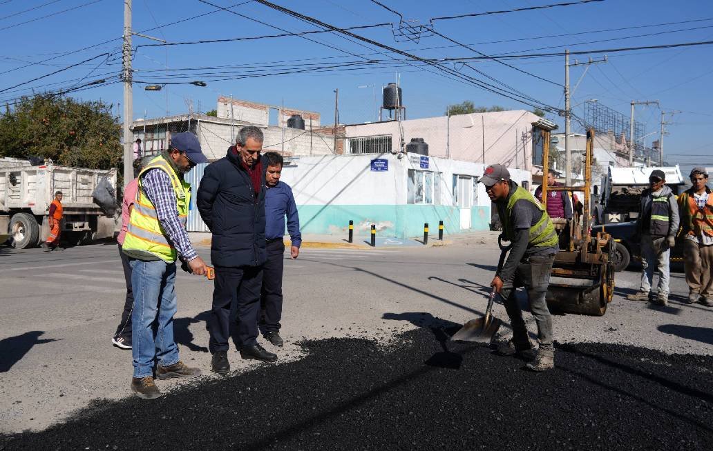 Supervisa presidente municipal de Puebla labores de bacheo en Álamos Vista Hermosa