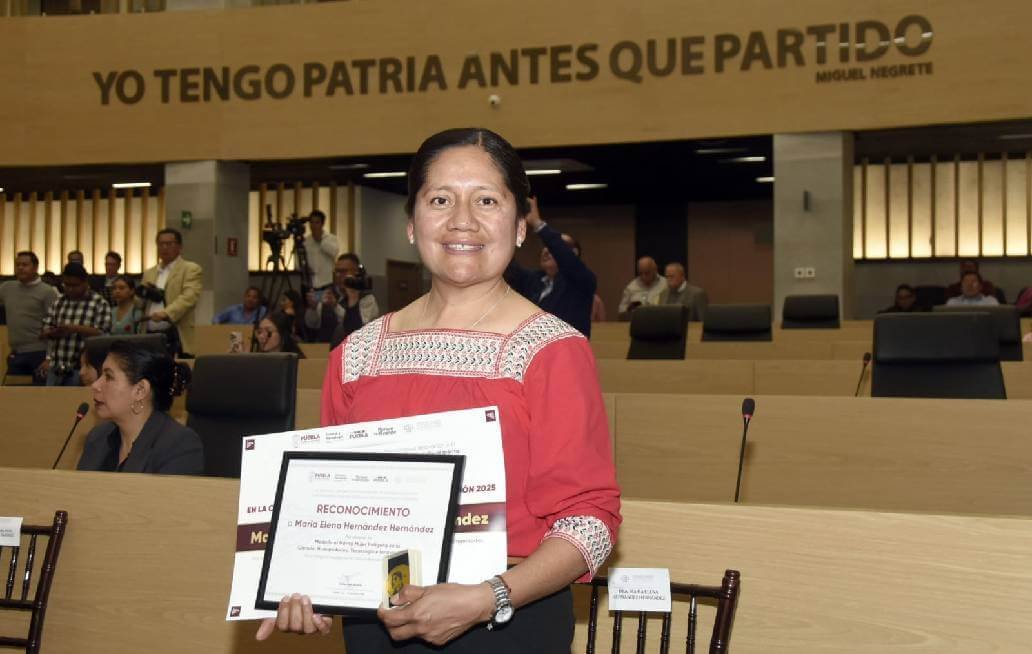 Académica de la BUAP recibe Medalla al Mérito Mujer Indígena