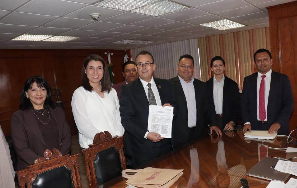  Héctor Landero formaliza su registro para contender