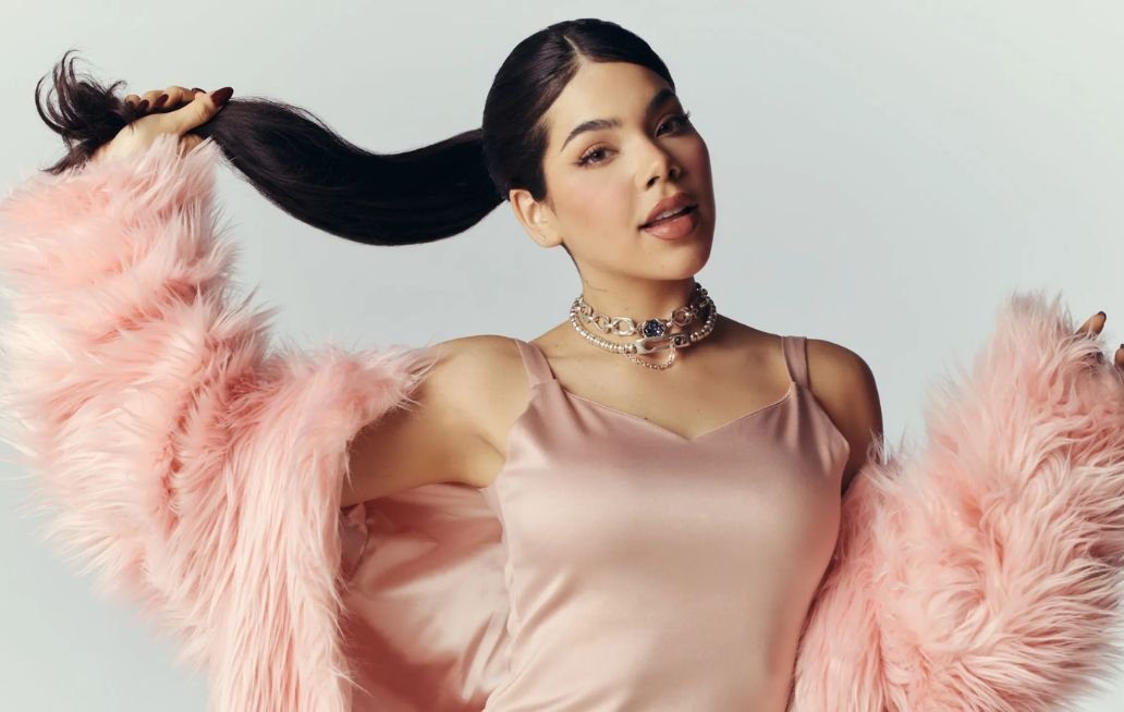 Kenia Os prepara su nuevo tour 2026 y una libreta desata teorías entre sus fans