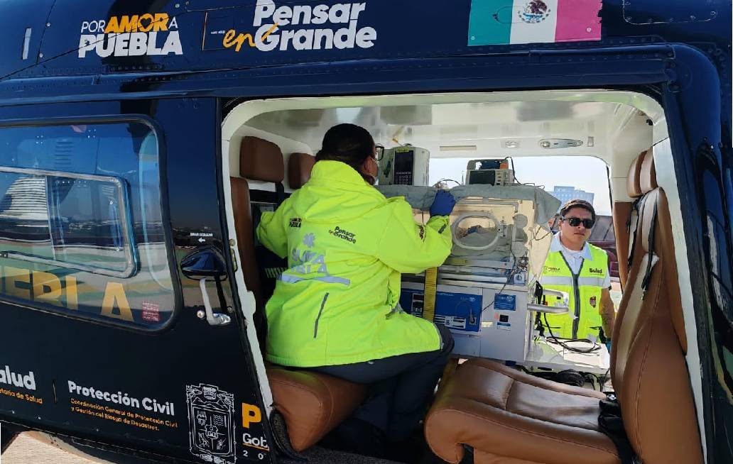 Trasladan a menor en ambulancia aérea de Oaxaca a Puebla