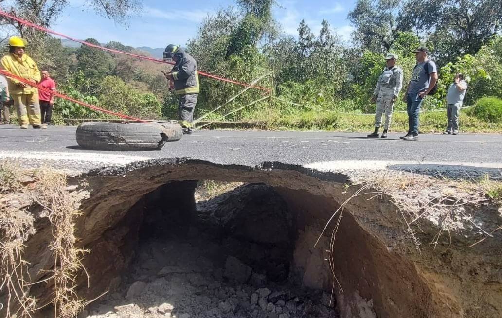 Atiende Gobierno Estatal falla en carretera Acuaco – Huehuetla