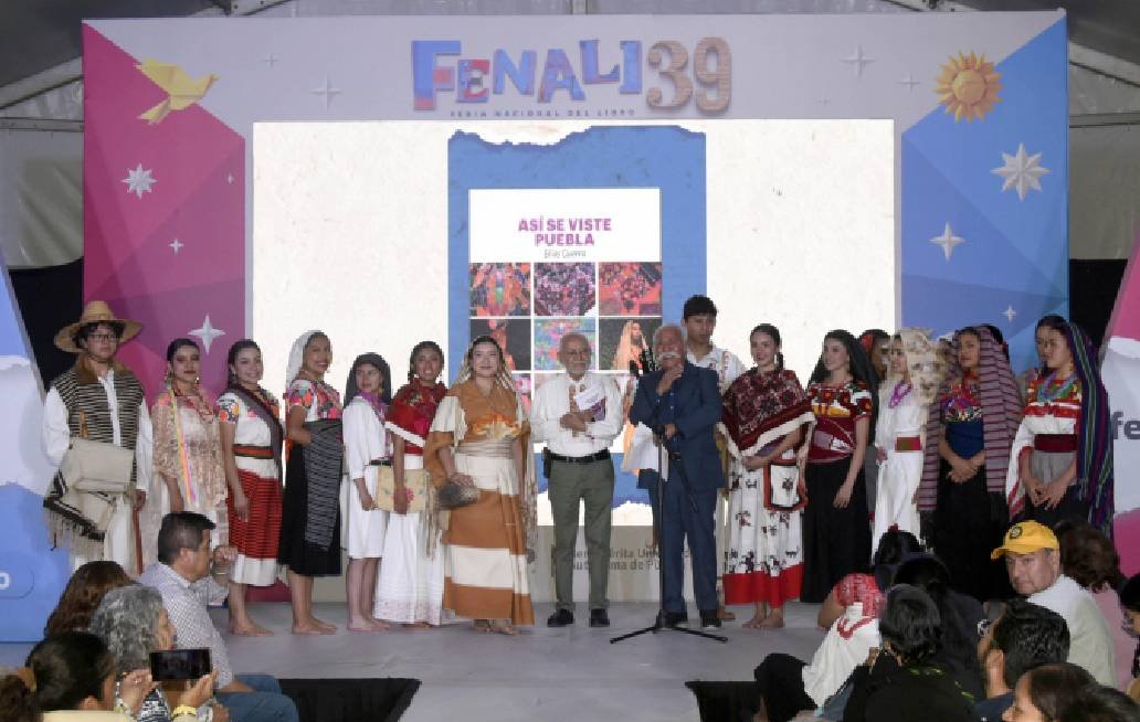 Presentan Así se viste Puebla, del maestro Elías Guerra en la FENALI 39 Presentan Así se viste Puebla, del maestro Elías Guerra en la FENALI 39
