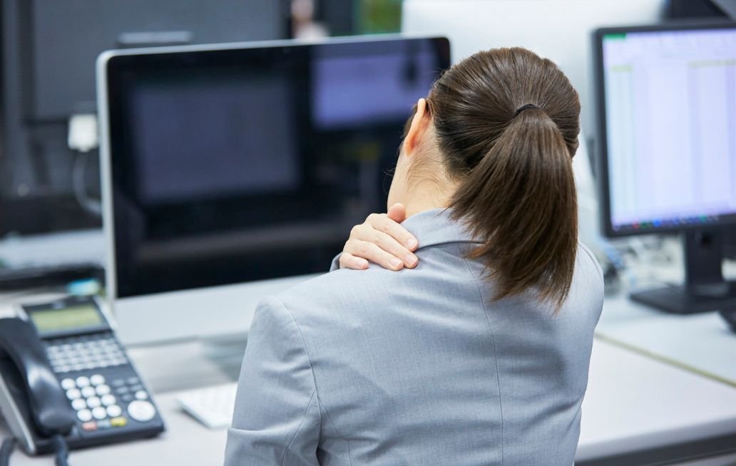 ¿Dolor en cuello o muñecas después del trabajo? Estos ejercicios pueden ayudarte a prevenir lesiones