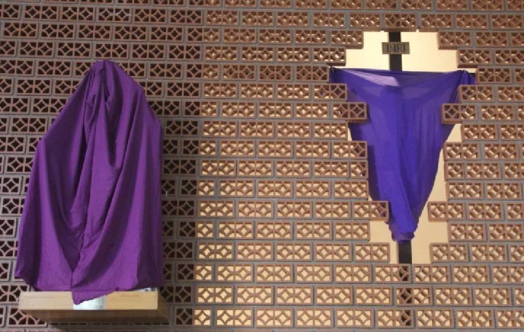 El misterio detrás de los santos cubiertos en Semana Santa