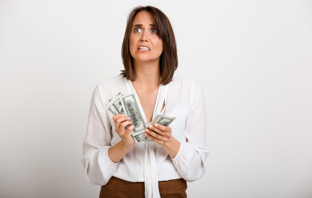 Mujeres se endeudan más que los hombres en créditos personales Mujeres se endeudan más que los hombres en créditos personales