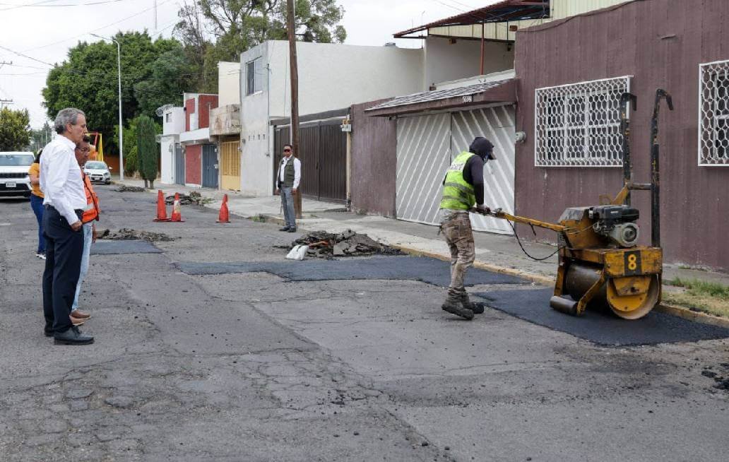 Supervisa Chedraui trabajos de bacheo en colonia Jardines de San Manuel