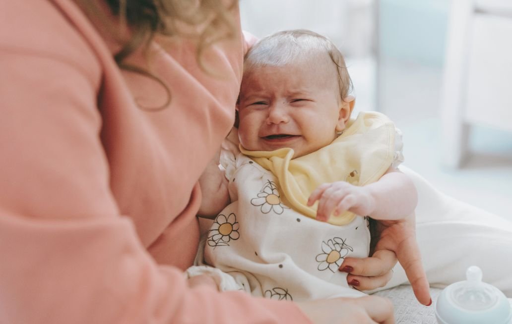 ¿Tu bebé arquea después de comer Esta podría ser la causa