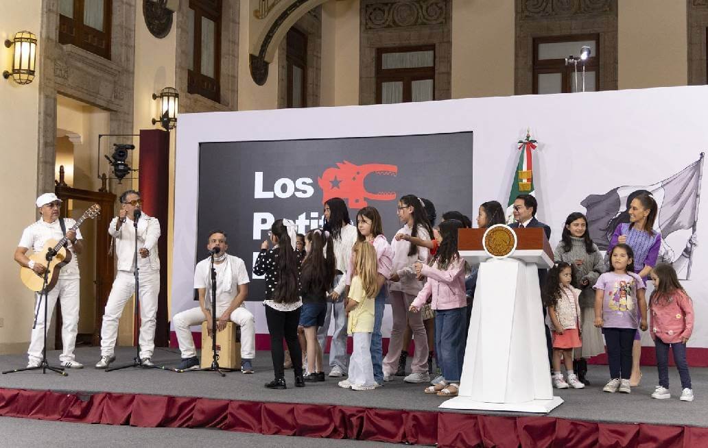 Celebra Sheinbaum a menores y entrega tarjetas de la Beca de Apoyo para Uniformes Celebra Sheinbaum a menores y entrega tarjetas de la Beca de Apoyo