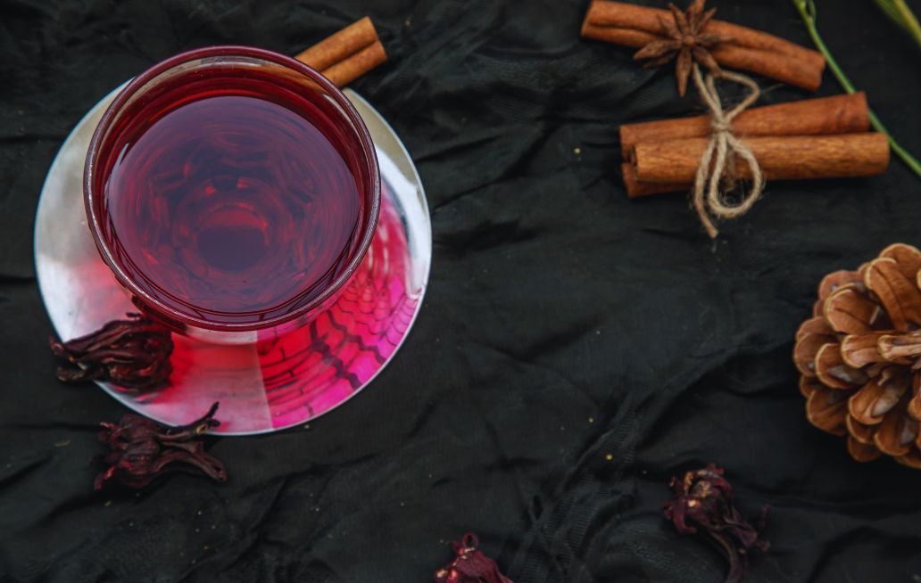 Descubre el poderoso secreto del agua de jamaica con canela