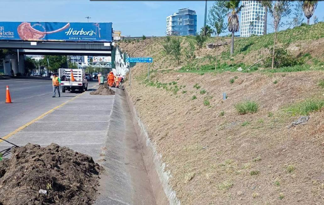  Gobierno de la Ciudad de Puebla intensifica limpieza de cunetas