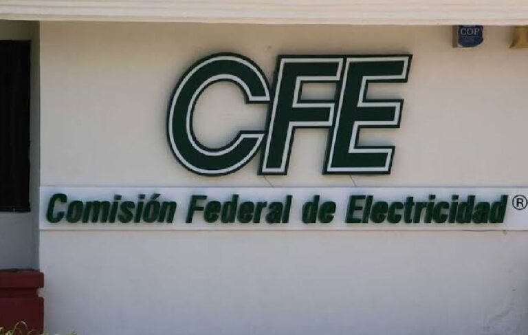 Protestan electricistas frente a la CFE