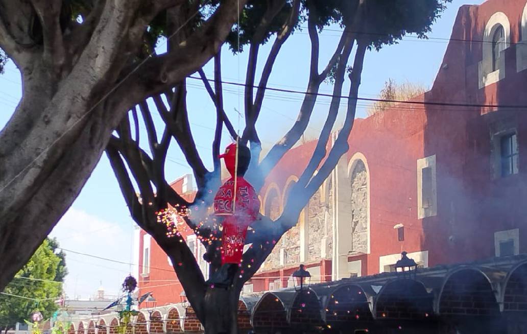 Arden gobernantes, políticos y futbolistas en la «Quema de Judas» del Barrio del Artista Arden gobernantes, políticos y futbolistas en la «Quema de Judas» del Barrio del Artista