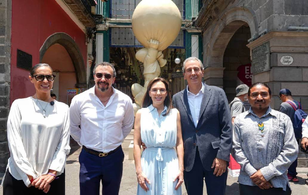 Como parte del impulso a la cultura y las expresiones artísticas en espacios públicos, el presidente municipal, Pepe Chedraui, inauguró en la Galería de Arte del Palacio Municipal la exposición “Viajando con Timoteo. El mundo como escenario”, del artista mexicano Rodrigo de la Sierra.