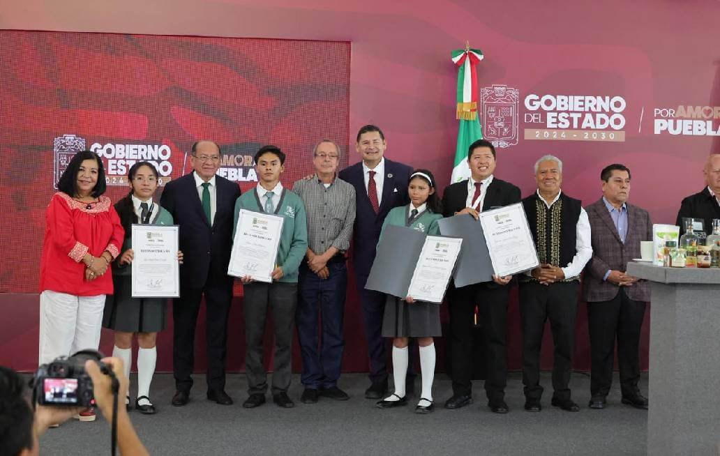 Destacan estudiantes poblanos en concursos internacionales de ciencia y tecnología Destacan estudiantes poblanos en concursos internacionales
