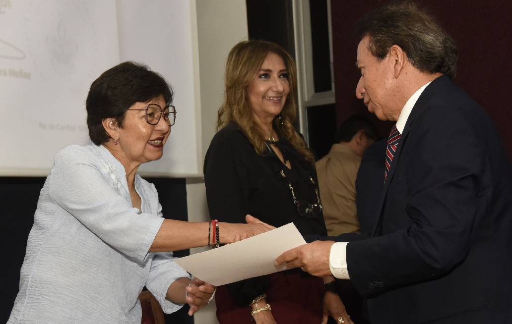 Entrega Rectora Lilia Cedillo reconocimientos para celebrar el Día del Contador Público Entrega Rectora Lilia Cedillo reconocimientos para celebrar