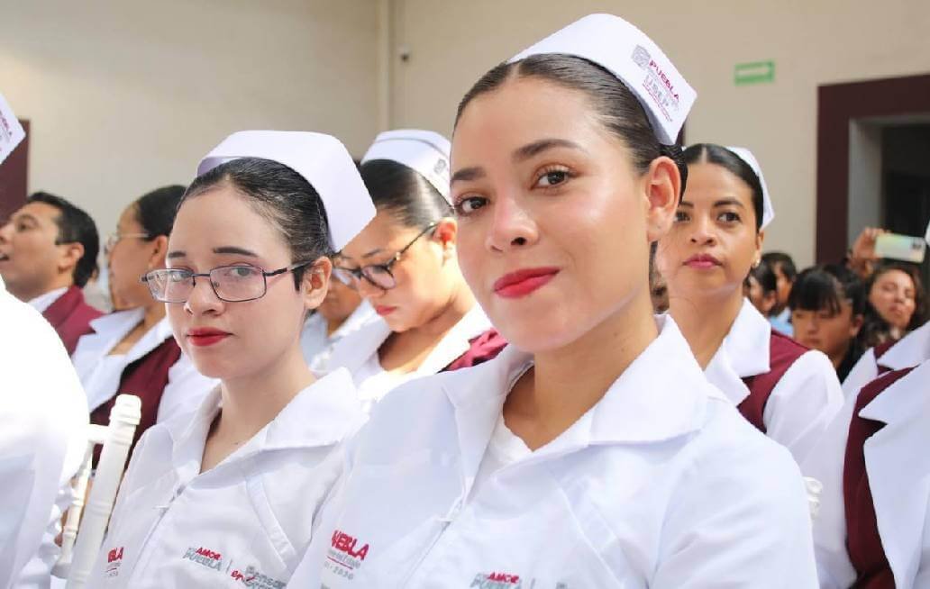 Entregan cofias y distintivos a estudiantes de la USEP Entregan cofias y distintivos a estudiantes de la USEP