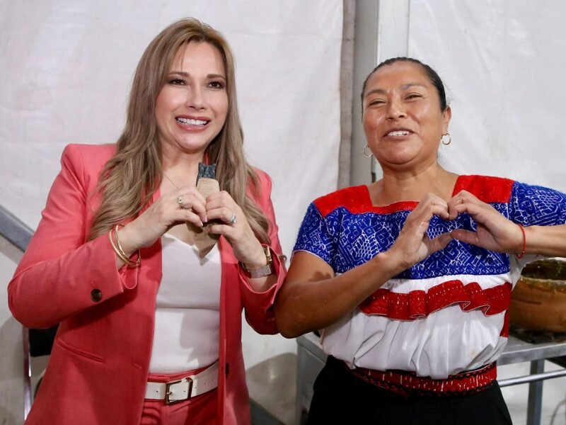 Presidenta del Patronato del SEDIF Puebla a productoras gastronómicas