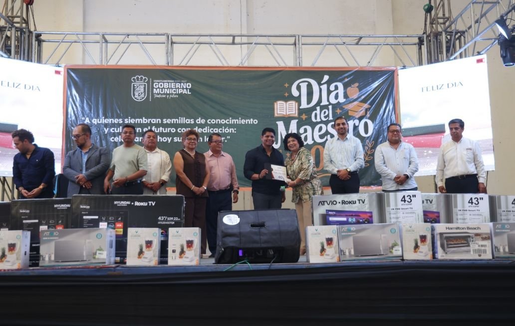 Reconoce Omar Muñoz a docentes por su compromiso con la educación Reconoce Omar Muñoz a docentes por su compromiso con la educación