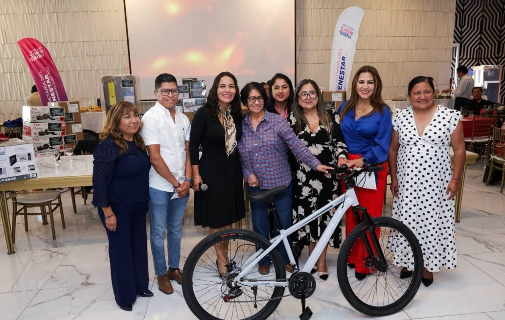 Presidenta de San Andrés Cholula reconoce a docentes de 72 escuelas por su compromiso con la educación Presidenta de San Andrés Cholula reconoce a docentes de 72 escuelas por su compromiso con la educación