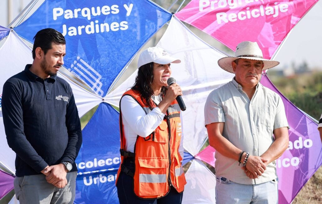Presidenta municipal de San Andrés Cholula lleva mantenimiento integral a vialidades de Cacalotepec Presidenta municipal de San Andrés Cholula lleva mantenimiento integral a vialidades de Cacalotepec