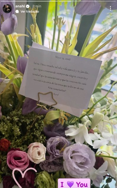 Anahí presume el tierno regalo que recibió de Karol G