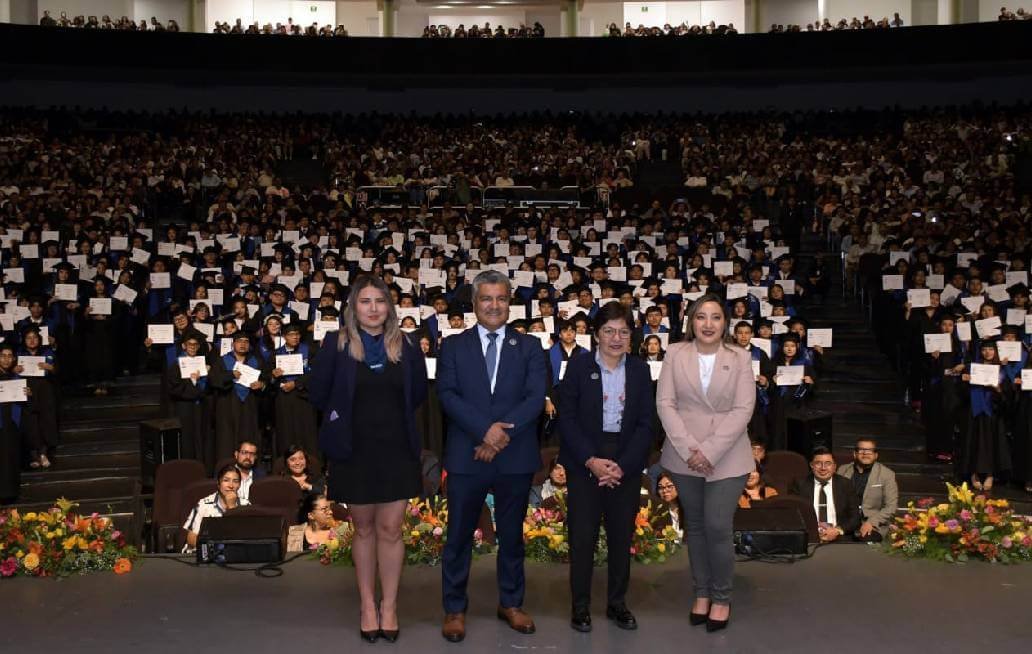 Acompaña Rectora Lilia Cedillo a estudiantes del Complejo Regional Centro en su graduación Acompaña Rectora Lilia Cedillo a estudiantes del Complejo