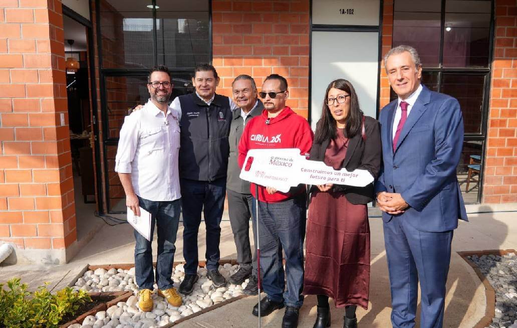 Armenta y Chedraui entregan beneficios del Programa de Vivienda