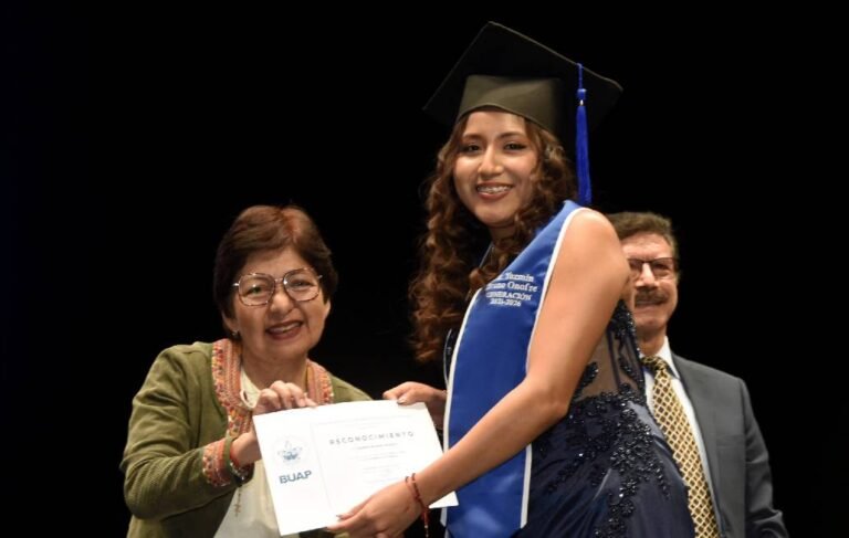 Reconoce Rectora Lilia Cedillo compromiso social de egresados de Economía y Finanzas