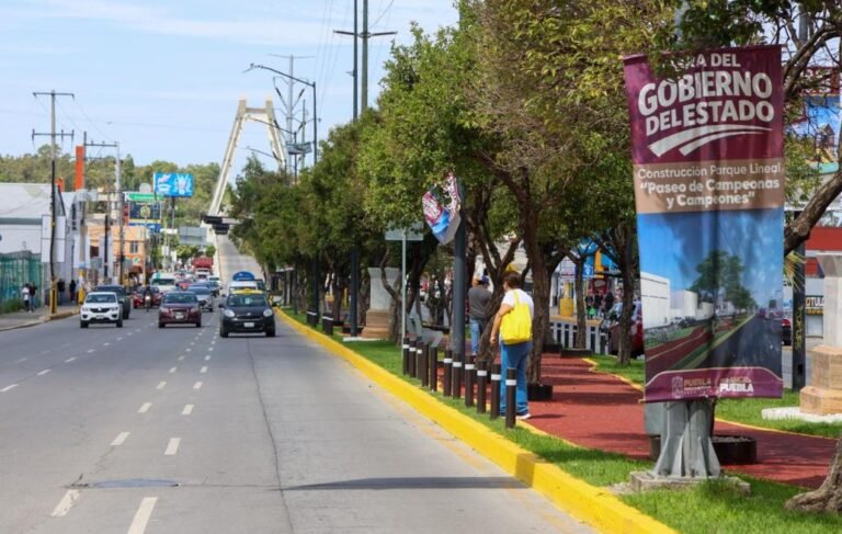Con maquinaria propia y respaldo federal, gobierno estatal transforma vialidades en Puebla