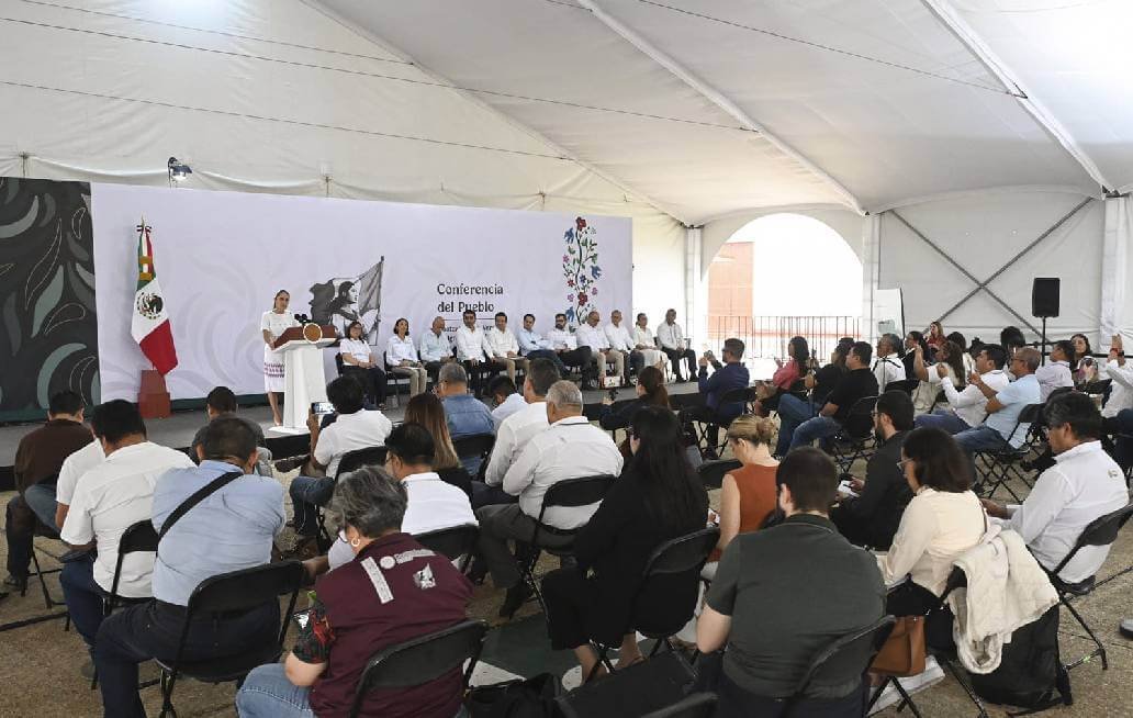 Inicia entrega de la Beca Rita Cetina para uniformes y útiles Inicia entrega de la Beca Rita Cetina para uniformes y útiles