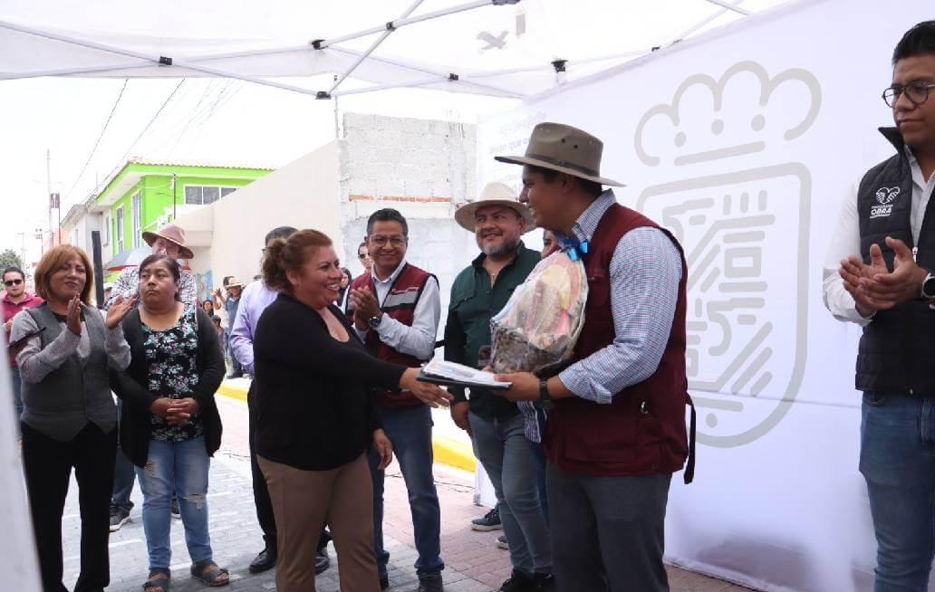 Omar Muñoz fortalece infraestructura urbana en Sanctorum Como parte de las acciones para mejorar la infraestructura urbana en las juntas auxiliares del municipio, el presidente municipal Omar Muñoz entregó la obra de pavimentación con adoquín de la calle Xaltipan en la junta auxiliar de Sanctorum