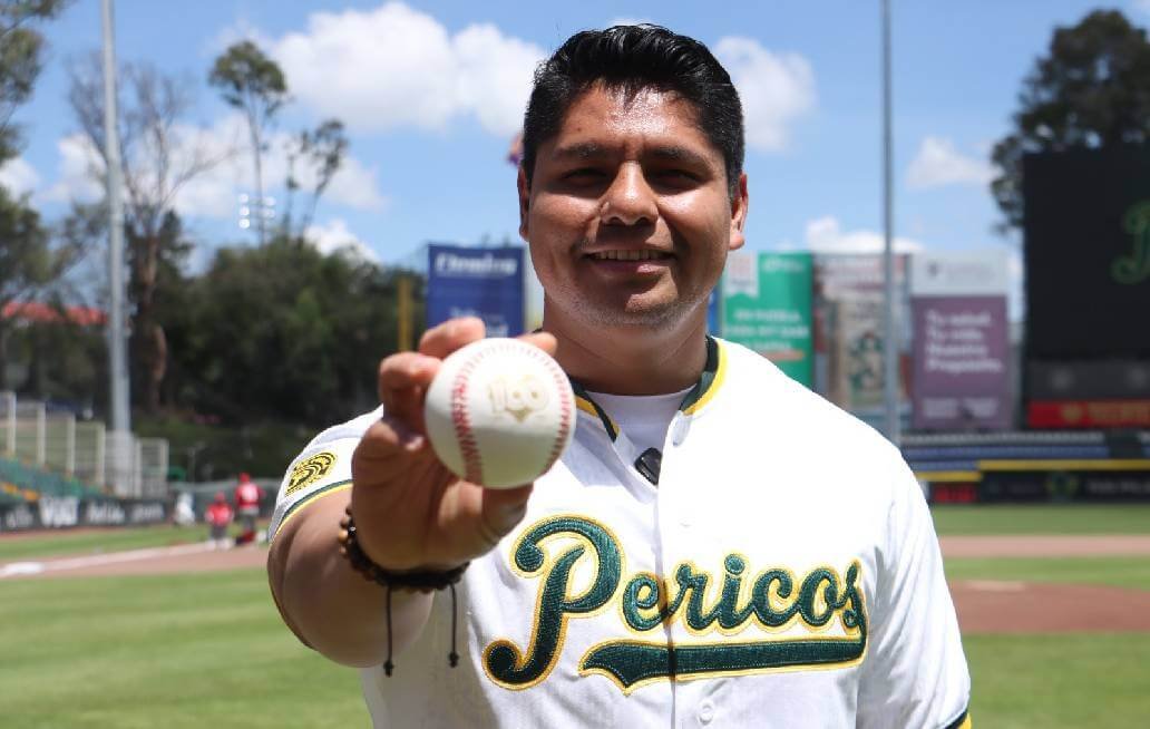 Presidente municipal de Cuautlancingo lanza la primera bola en estadio Hermanos Serdán Presidente municipal de Cuautlancingo lanza la primera bola
