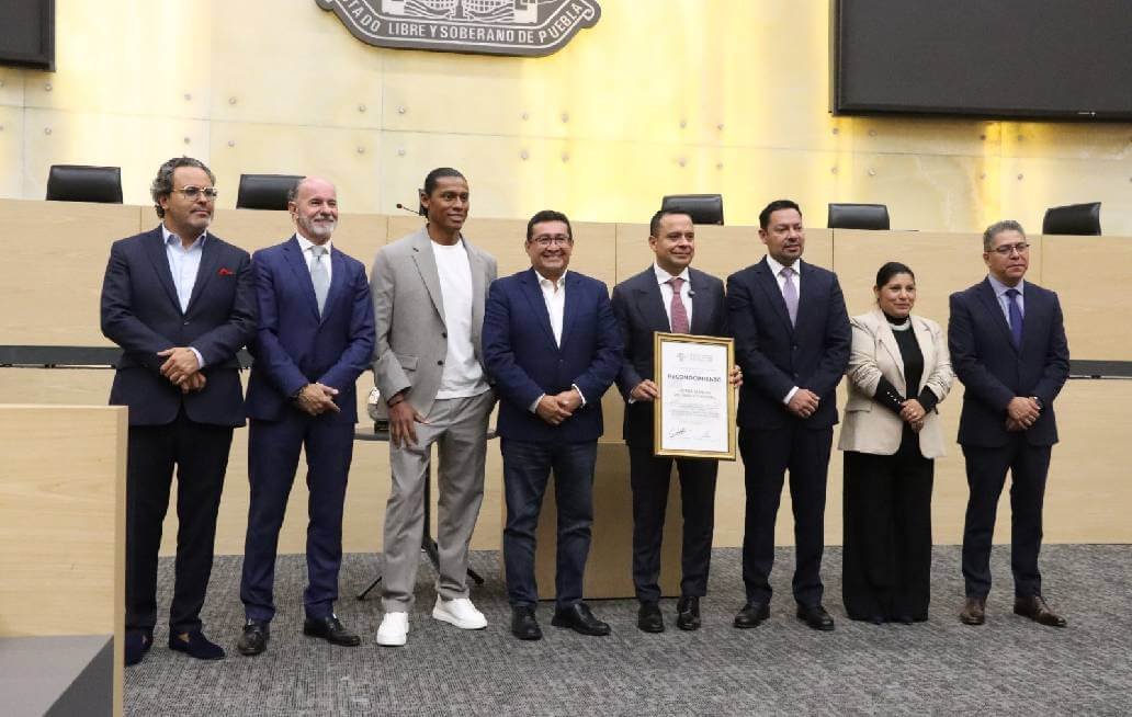  Reconocen en el Congreso de Puebla al presidente del Club
