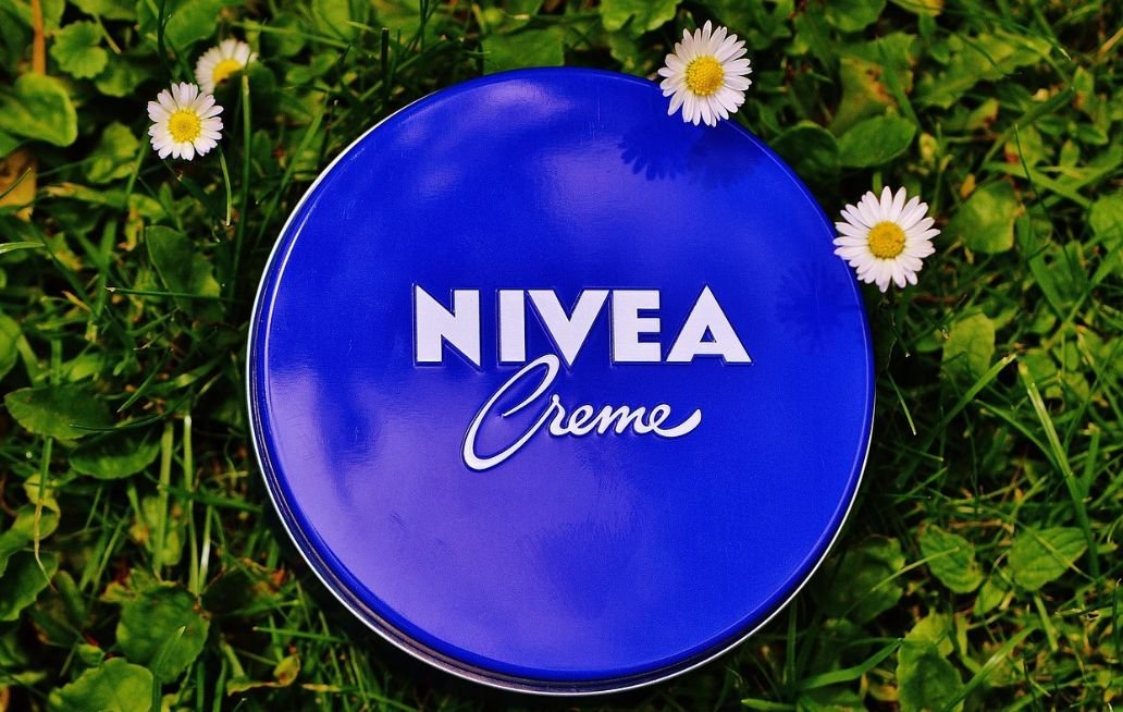 Rejuvenece usando la crema Nivea y café