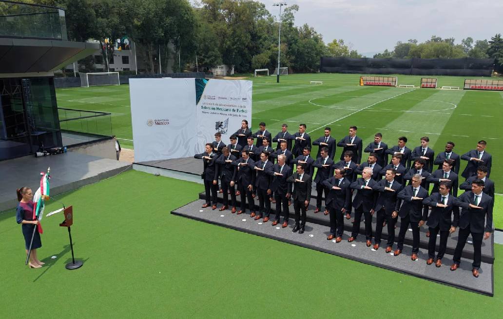 Sheinbaum abandera a la Selección Nacional de México
