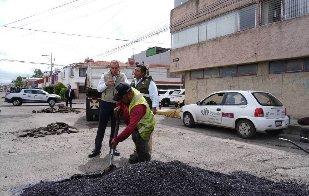 Supervisa Chedraui trabajos del programa “BacheAndo” Puebla en Villa Posadas Para continuar con los trabajos de rehabilitación vial en diferentes zonas de la capital poblana, el presidente municipal, Pepe Chedraui, supervisó los trabajos de bacheo en la zona de Villa Posadas en San Jerónimo Caleras