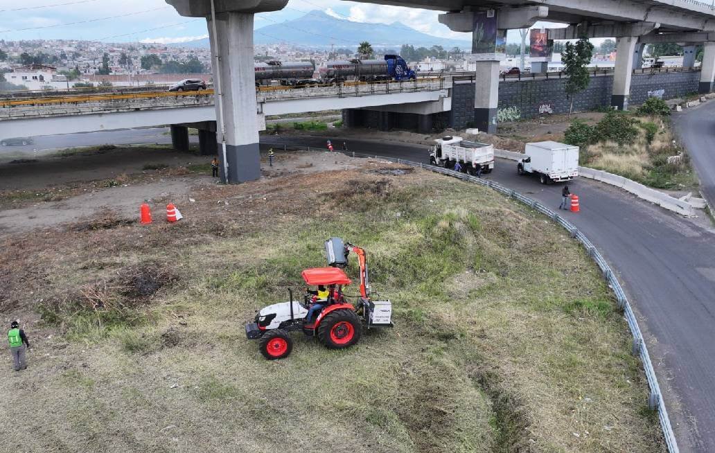 Transforma gobierno estatal accesos a Puebla con barrido mecánico y mantenimiento Transforma gobierno estatal accesos a Puebla con barrido