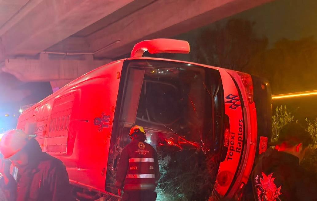 Resultan lesionados estudiantes tras volcadura de autobús en la autopista México-Puebla Resultan lesionados estudiantes tras volcadura de autobús en la autopista México-Puebla