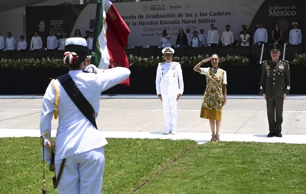 Asiste Sheinbaum a la graduación