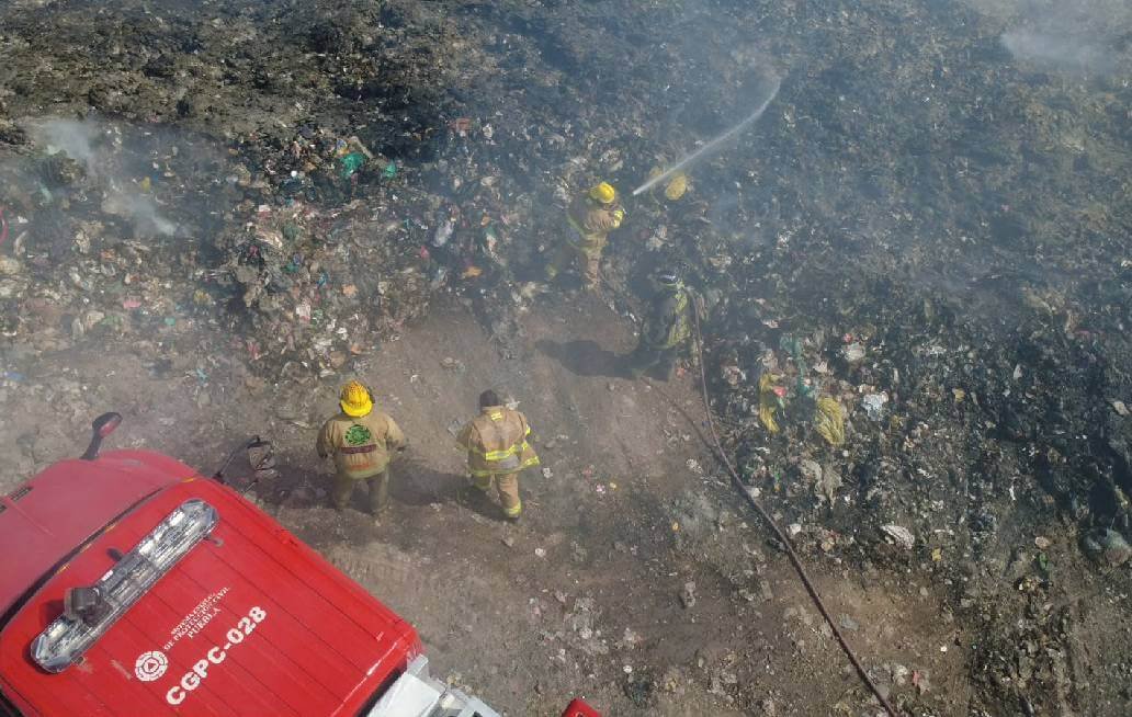 Avanza control del incendio en relleno sanitario de Acatlán Avanza control del incendio en relleno sanitario de Acatlán