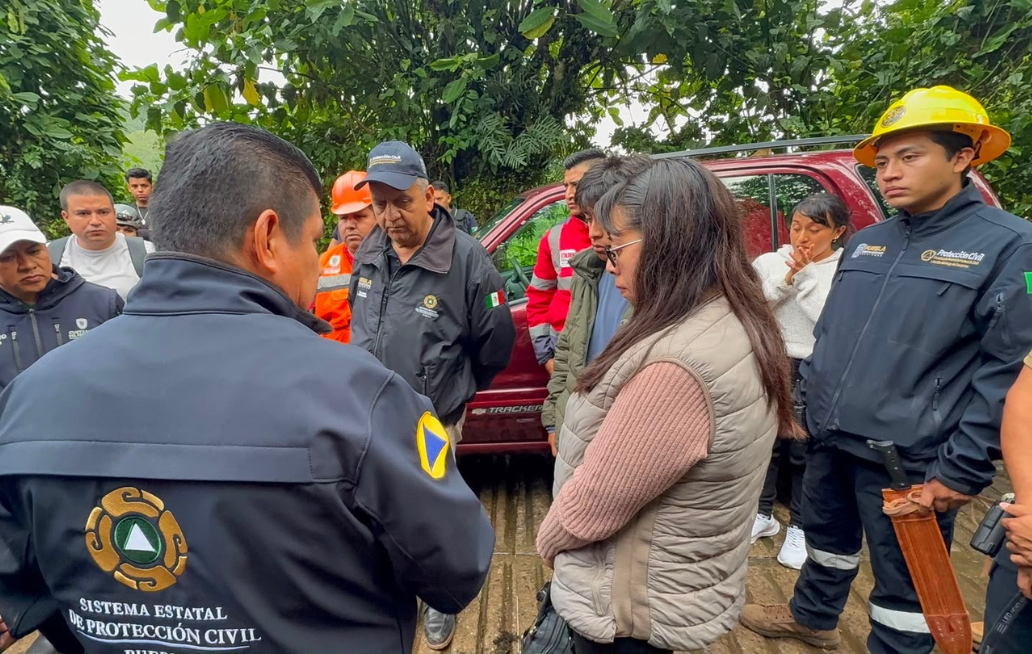 Refuerzan labores de rescate de familia atrapada en gruta de Cuetzalan Refuerzan labores de rescate de familia atrapada en gruta de Cuetzalan
