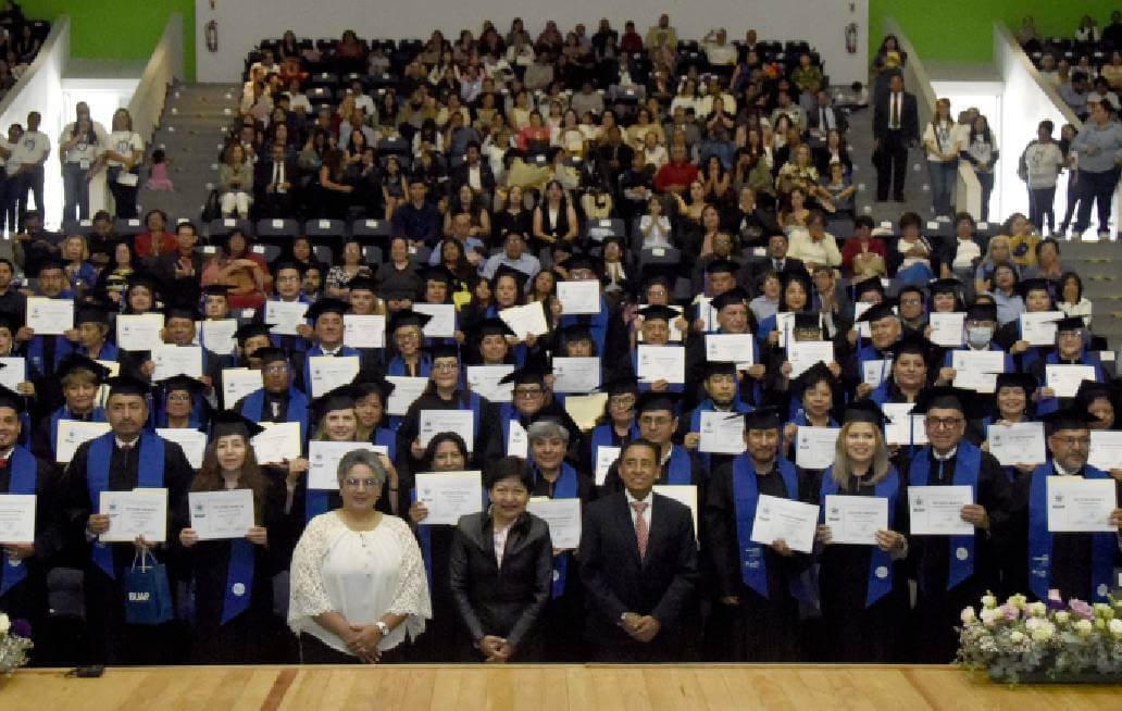 Egresados de la Universidad para Adultos son un referente