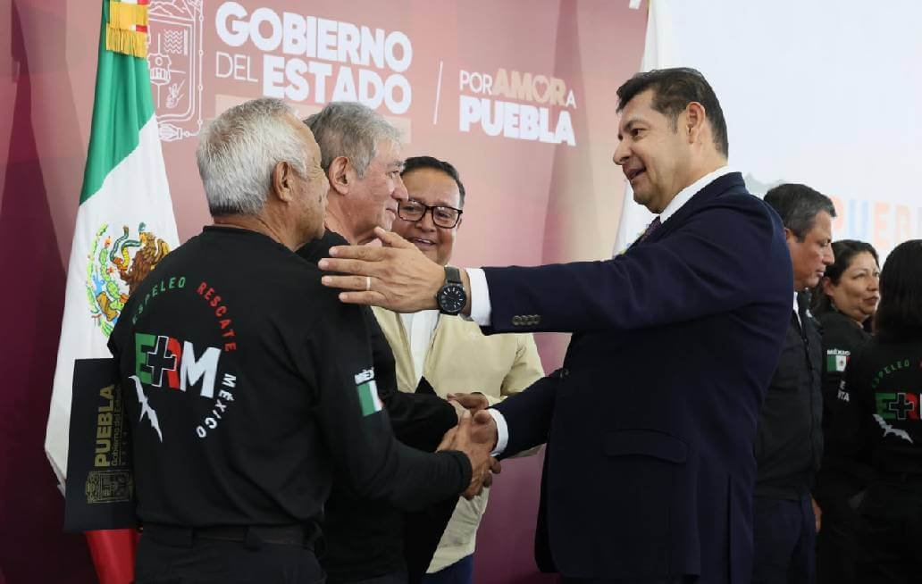 Gobierno del Estado reconoce a espeleólogos Gobierno del estado reconoce a espeleólogos