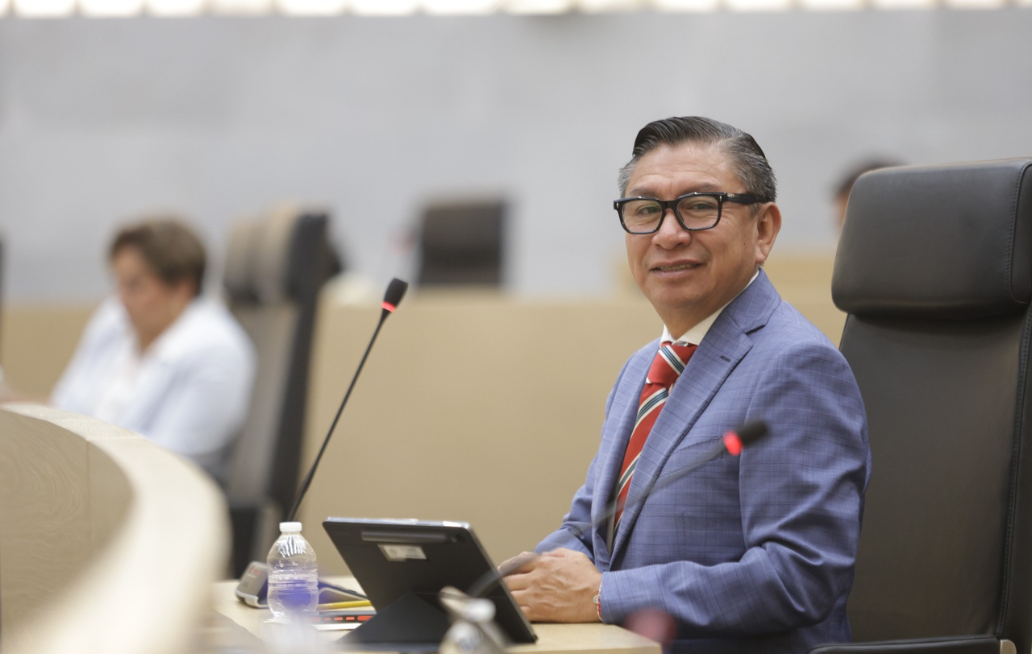 Diputado José Luis Figueroa propone permiso laboral con goce de sueldo para que madres y padres acompañen la educación de sus hijas e hijos Diputado José Luis Figueroa propone permiso laboral con goce de sueldo para que madres y padres acompañen la educación de sus hijas e hijos