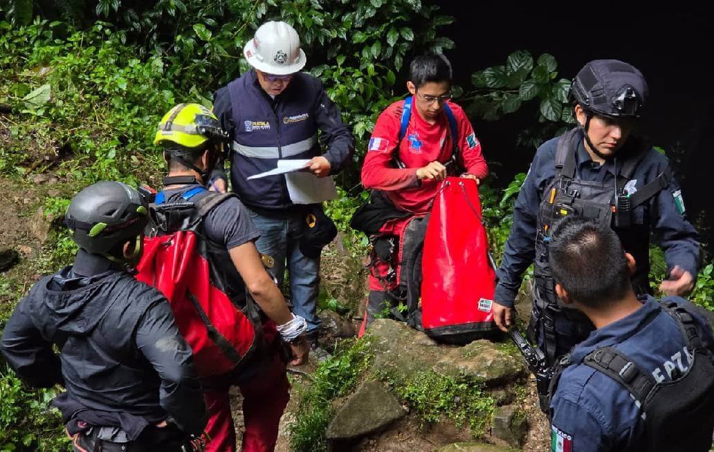 Ocho equipos de rescate laboran en la Gruta de Chichicazapan en Cuetzalan Ocho equipos de rescate laboran en la Gruta de Chichicazapan