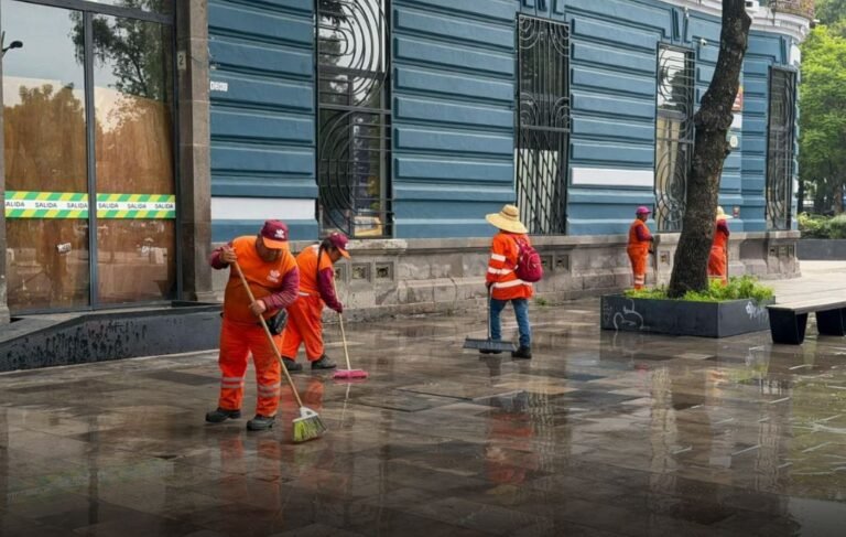 Gobierno de la Ciudad de Puebla efectuó labores lavado en la Avenida Juárez