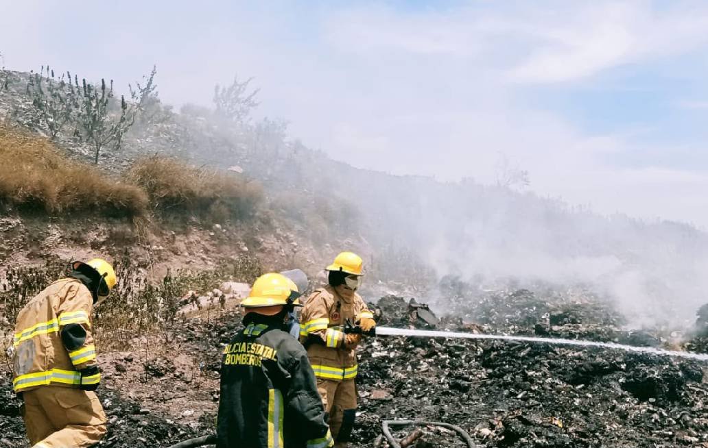 Protección Civil reporta 60% de control en incendio de Acatlán Protección Civil reporta 60% de control en incendio de Acatlán