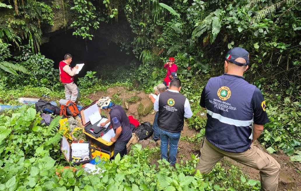 Reportan una muerte en gruta de Cuetzalan; buscan a tres personas con vida: Protección Civil Reportan una muerte en gruta de Cuetzalan; buscan a tres personas con vida: Protección Civil